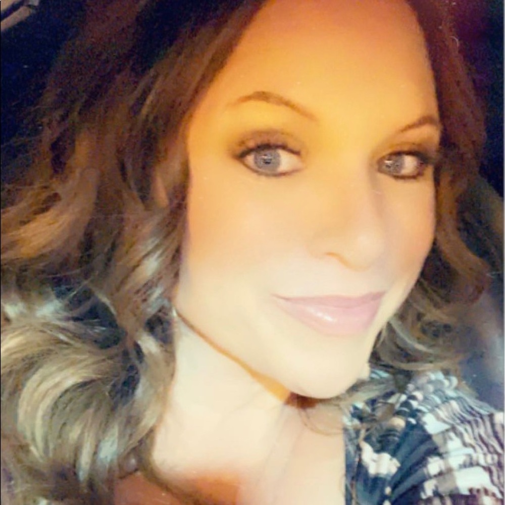 Meet your Posher, Monique